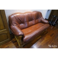 Кожаный диван + кожаное кресло + столик